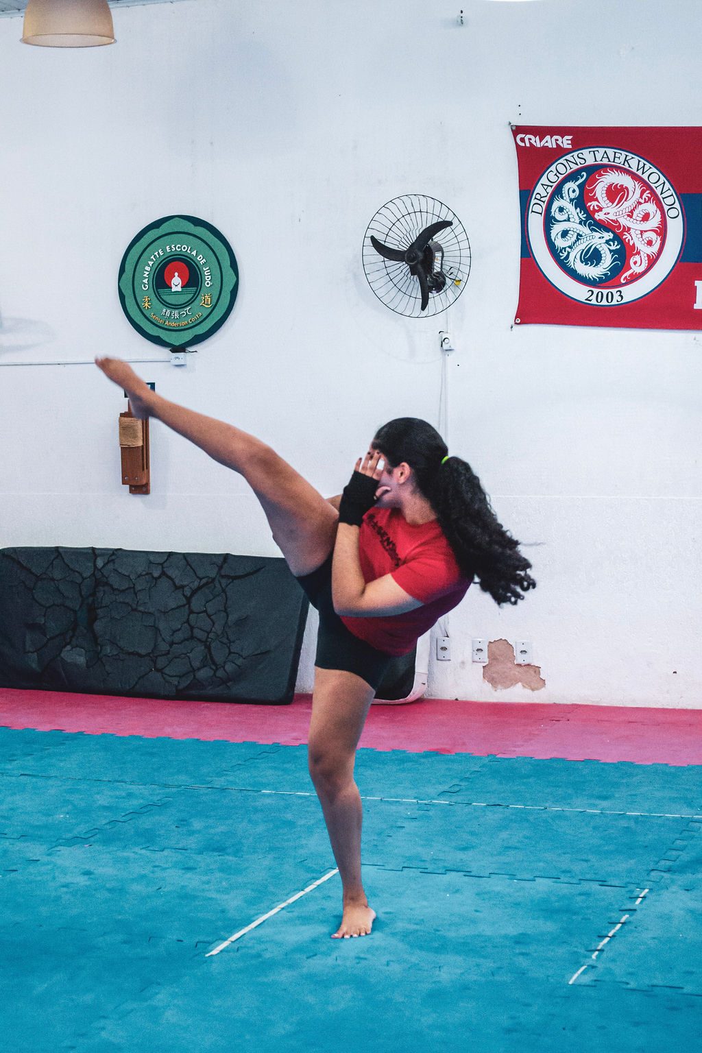 Atleta da Senshi RS durante treino de kickboxing, executando um chute alto